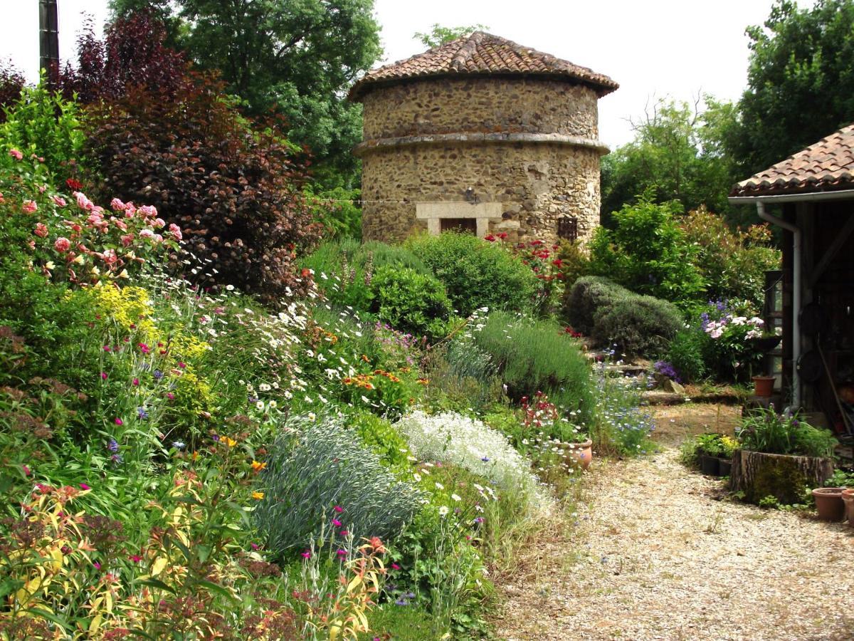 Villa Menet à Montbron Extérieur photo