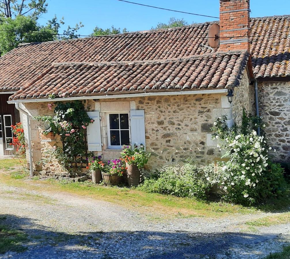 Villa Menet à Montbron Extérieur photo